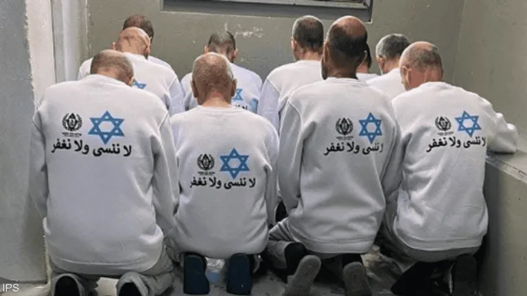إسرائيل توجّه رسالة مشفرة لحركة حماس عبر ملابس الأسرى الفلسطينيين