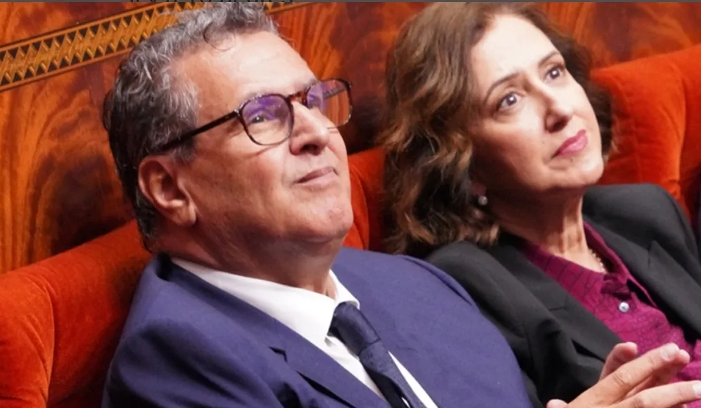 رئيس الحكومة يدعو وزيرة السياحة للإكثار من صور “السيلفي”