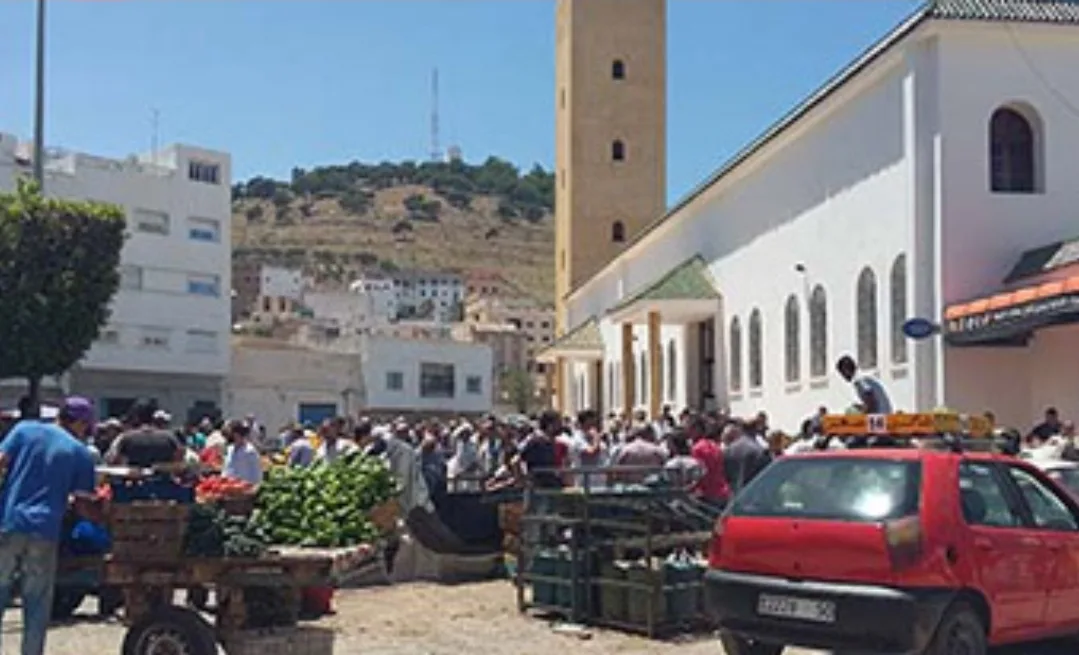 عوض تحميل المسؤولية لرجال السلطة … وزير الداخلية يطالب رؤساء الجماعات الترابية تنظيف محيط المساجد من الفوضى