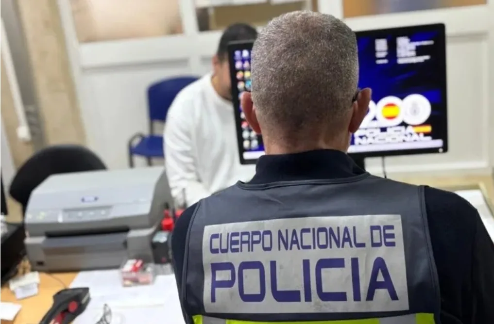 الشرطة الوطنية الإسبانية تسقط مغربيين ضمن شبكة لتزوير وثائق الإقامة في مليلية ومالغا