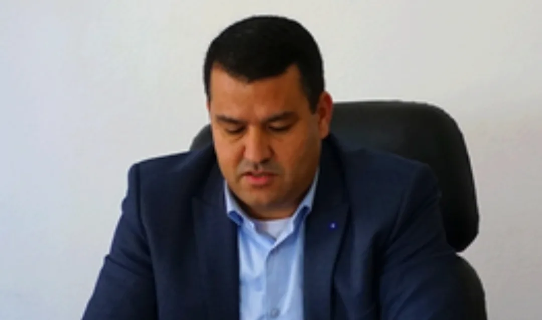 هدد سائق سيارة الإسعاف … الساكنة تطالب بمحاسبة رئيس جماعة النكور بالحسيمة بعد تسببه في وفاة مريض !