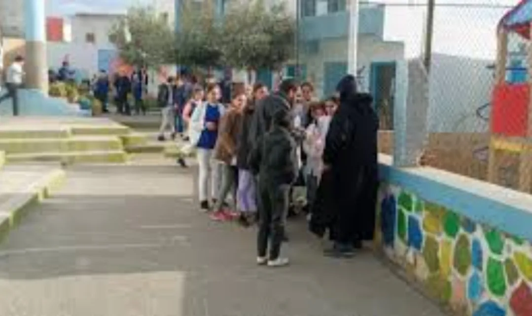 تلاميذ مدرسة تيغانمين بالحسيمة يتابعون دراستهم بين الموتى