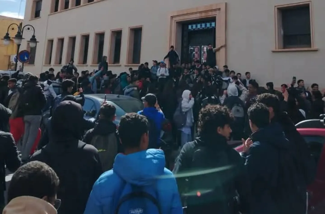 حافلات النقل الحضري بوجدة …  متاحف متنقلة وشركة تحتاج إلى تذكرة خروج بلا عودة ومظاهرات أمام مقر الجماعة