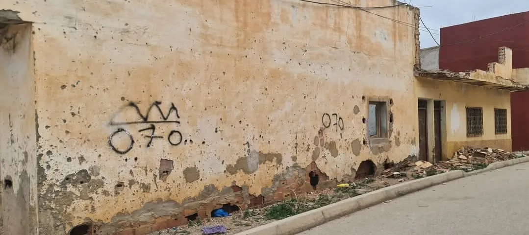 خطر البنايات الآيلة للسقوط يهدد تلاميذ مدرسة الحسن الأول بجماعة إمزورن
