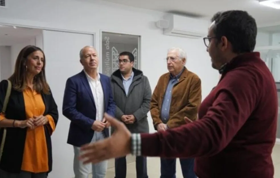 لأنها قاعدة إنتخابية ساهمت في نجاحه … حاكم مليلية المحتلة يزور دار الثقافة الإسلامية استعدادًا لشهر رمضان