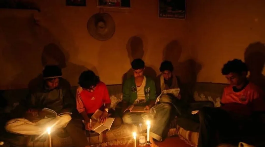 إمزورن بالحسيمة… ساكنة الحي الرابع “إفري-ووها” يطالبون بالكهرباء ويتوعدون بالتصعيد ضد التهميش