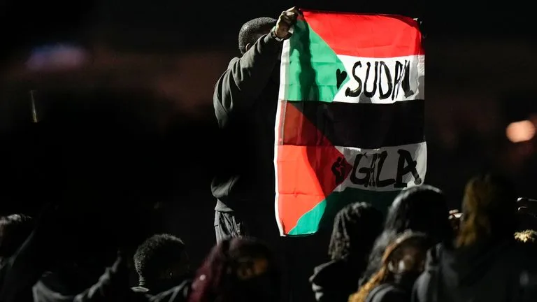 اعتقال راقصة في مباراة سوبر بول بعد رفعها العلم الفلسطيني خلال عرض بين شوطي المباراة