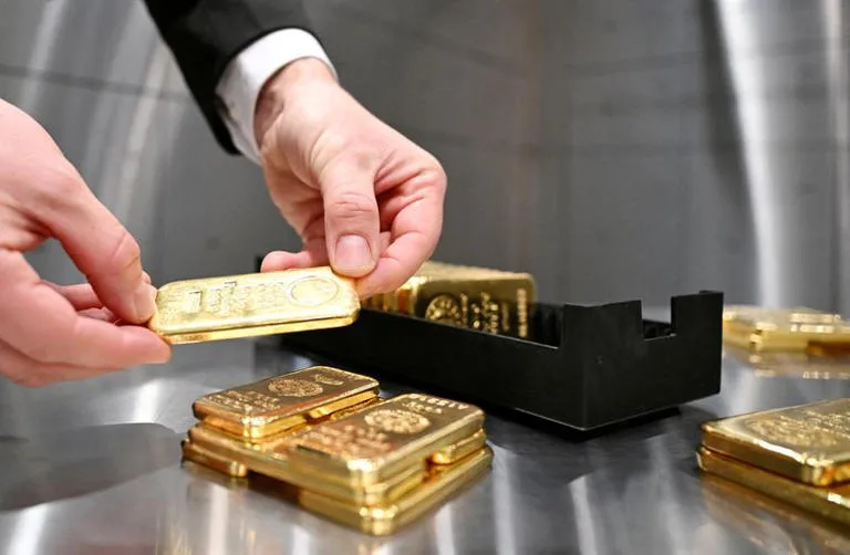 الذهب يواصل ارتفاعه قرب أعلى مستوياته على الإطلاق في ظل تراجع الدولار والترقب لتقرير التضخم الأمريكي