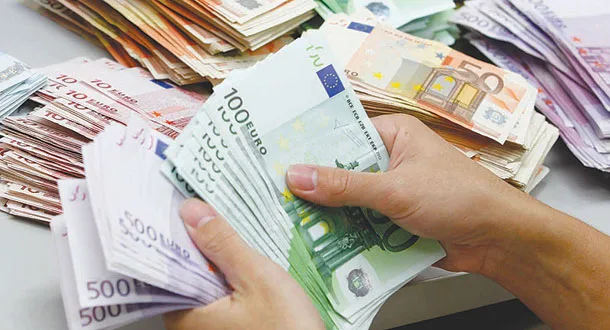 تحويلات الجالية المغربية ترتفع وصادرات السيارات تتراجع في مستهل 2025