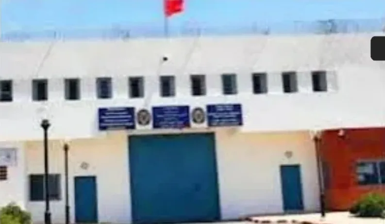 جراء الإهمال الطبي … سجين يواجه شبح بتر يده وإدارة سجن سلوان-الناظور تواصل نهج سياسة الصمت