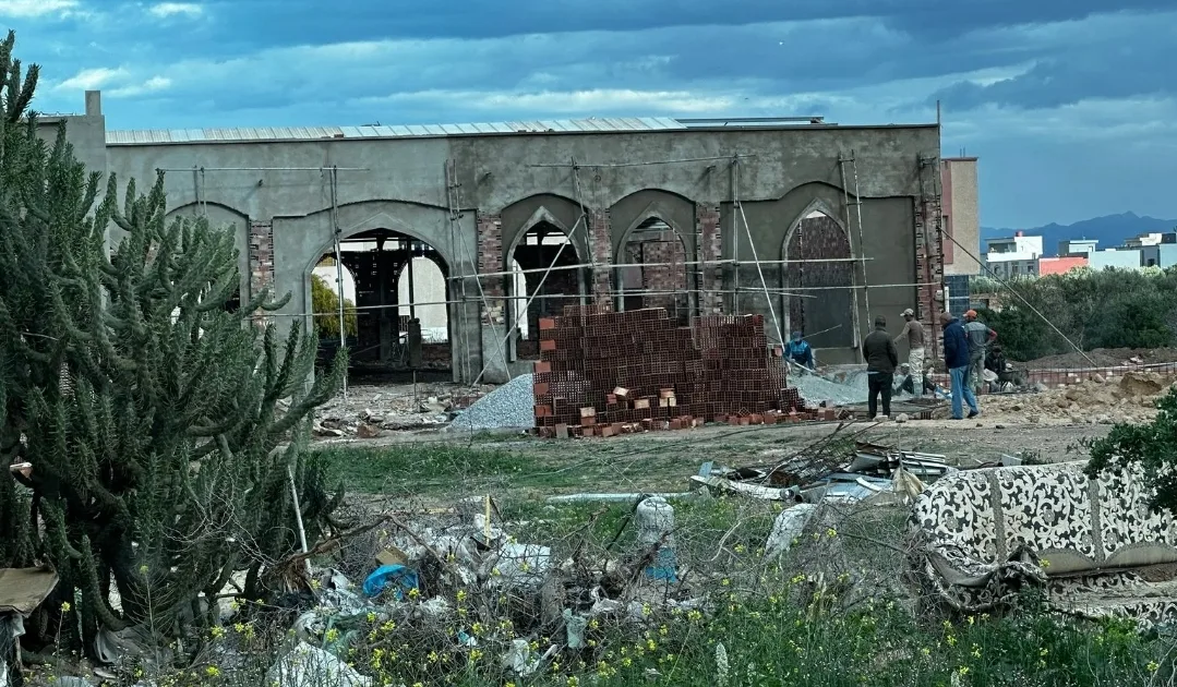 معطيات جديدة تكشف خروقات جسيمة في مشروع قاعة الرقص وحانة على أرض الحبوس بجماعة إحدادن بالناظور