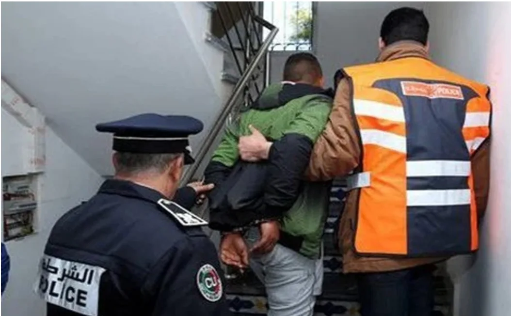 توقيف محتال انتحل صفة شرطي لابتزاز سائقي النقل السري بطنجة