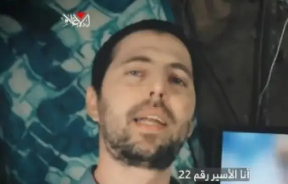 منهار نفسيا بسبب تعنت نتنياهو … “حماس” تعرض فيديو مثير لأسير إسرائيلي !