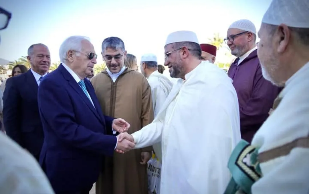 حاكم مليلية المحتلة يعايد السكان المسلمين في المدينة بعد صلاة عيد الفطر