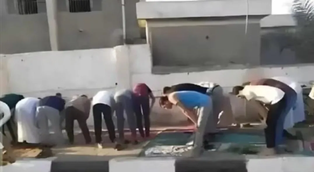 صورة :   “اختلاف القبلة” في صلاة العيد بمصر تثير الجدل !