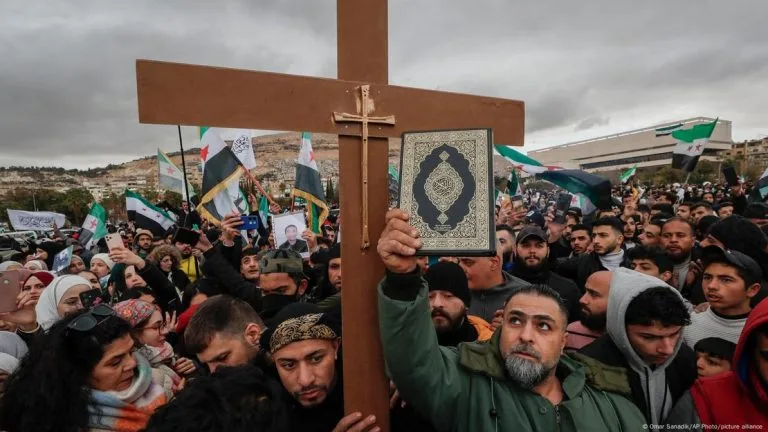الطائفية تتصاعد في سوريا… المسيحيون والعلويون يعيشون في خوف وسط القتل والانتقام