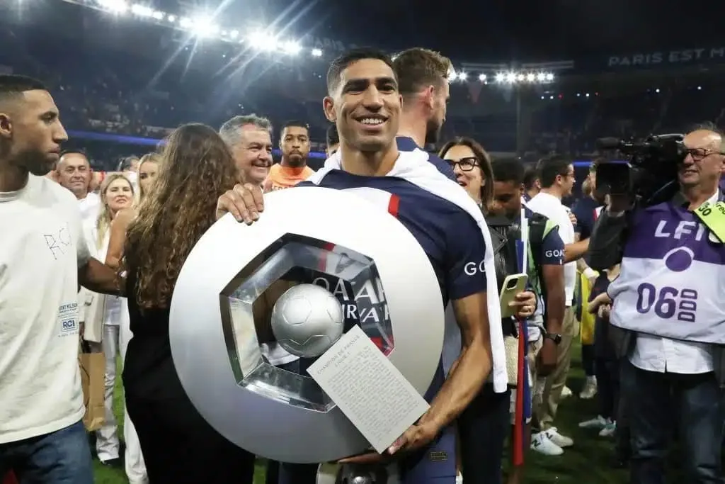 أشرف حكيمي يتوج رفقت باريس سان جيرمان بلقب الدوري الفرنسي 2024/2025