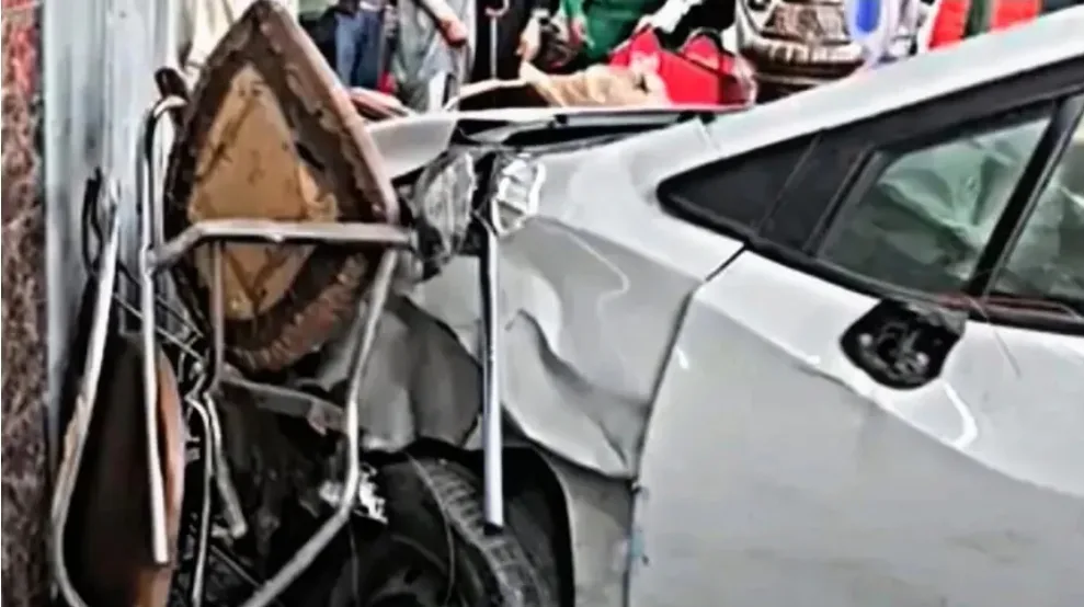 فوضى في ساحة 9 أبريل بطنجة بعد حادث إصطدام بمقهى خلف إصابات خطيرة