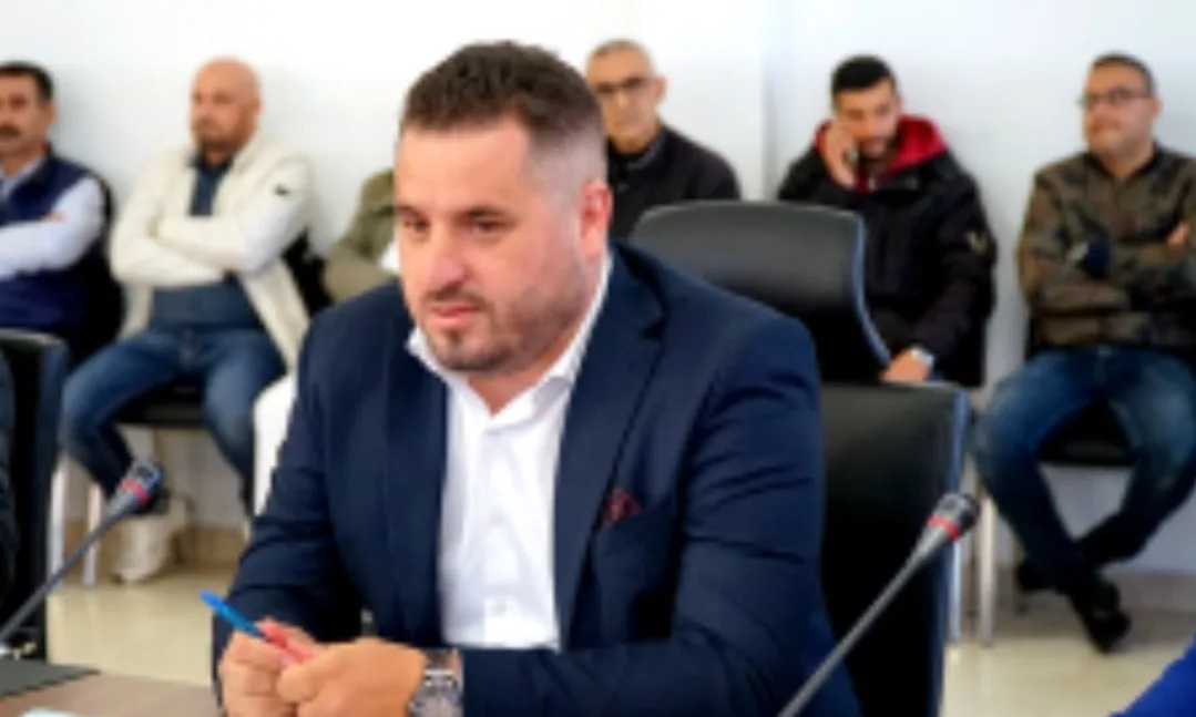 غاب عن الحضور للمرة الثانية … تأجيل محاكمة الخزراني عضو جماعة إمزورن في قضية تشهير بالرئيس سحنون
