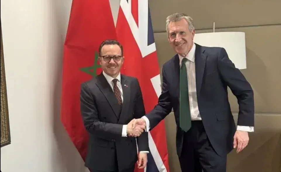 سفير المغرب بلندن يتباحث مع وزير الأمن البريطاني حول موضوع التعاون المشترك