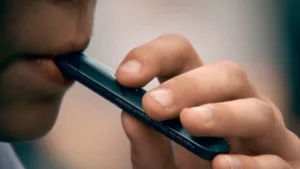 تحذيرات في طنجة من استهداف التلاميذ بالسيجارة الإلكترونية وسط دعوات لتدخل أمني عاجل