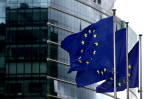 المفوضية الأوروبية تدرس تسهيل احتفاظ البنوك بالأوراق المالية المضمونة بالأصول لتعزيز السيولة