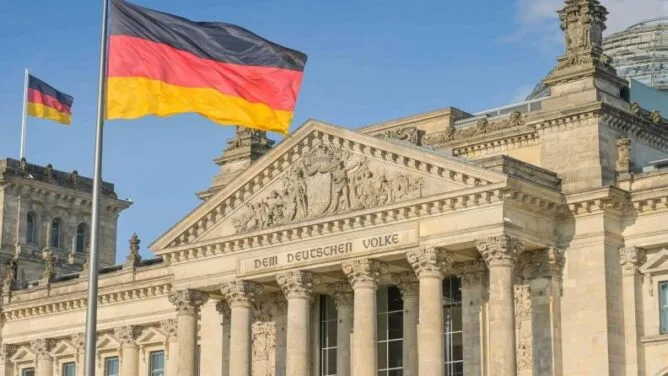 ألمانيا تتجه لتشديد قوانين الهجرة والتجنيس وتُعيد تقييد لم شمل أسر اللاجئين