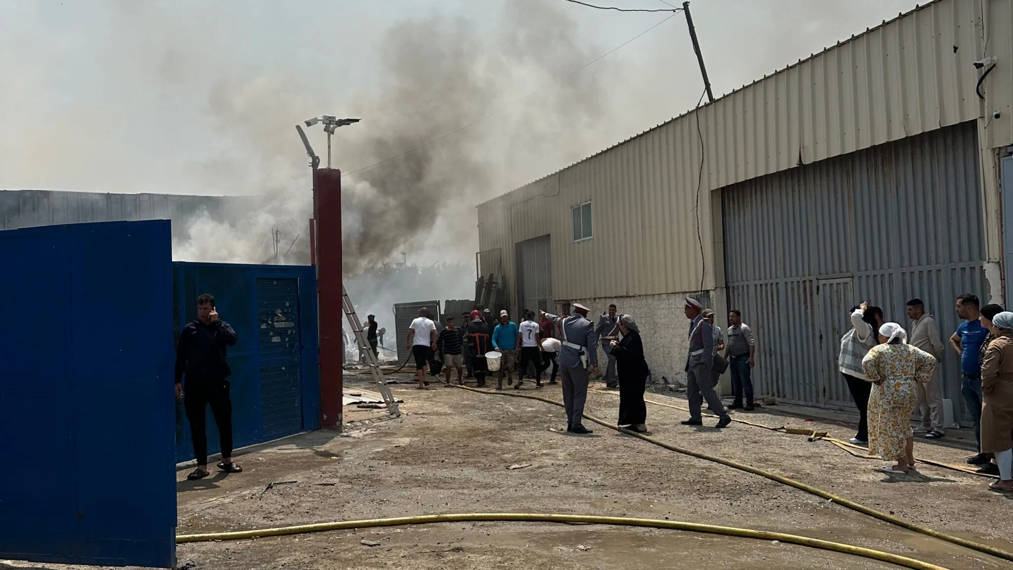 حريق هائل يكشف مستودعات سرية لمخلفات صناعية ضواحي طنجة