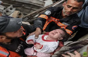 غارات إسرائيلية دموية تحصد أرواح 55 فلسطينياً وتستهدف مراكز إيواء وبيوت المدنيين