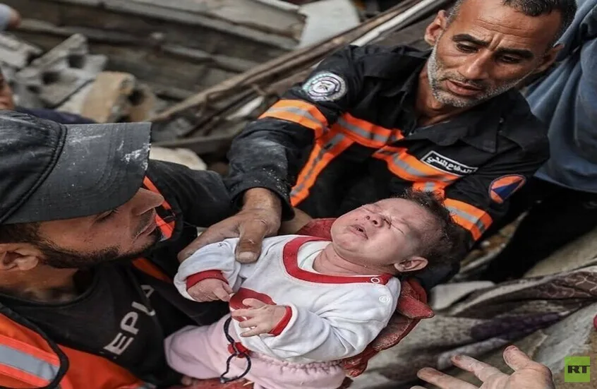 غارات إسرائيلية دموية تحصد أرواح 55 فلسطينياً وتستهدف مراكز إيواء وبيوت المدنيين