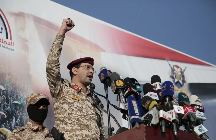 الحوثيون يعلنون تنفيذ هجوم صاروخي مزدوج على أهداف حساسة داخل إسرائيل