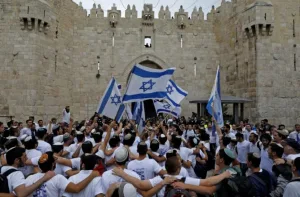 مسيرة الأعلام في القدس تتحول إلى عرض صاخب للكراهية وتطبيع علني للعنصرية