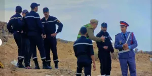 فاجعة إنسانية … مشرد يحاصر نفسه وسط سيول واد كرت ويتصدى لمنقذيه بالحجارة !