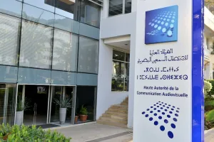 “الهاكا” تنذر قناة “الأولى” بسبب خلط تجاري في سلسلة “سعادة المدير” الرمضانية