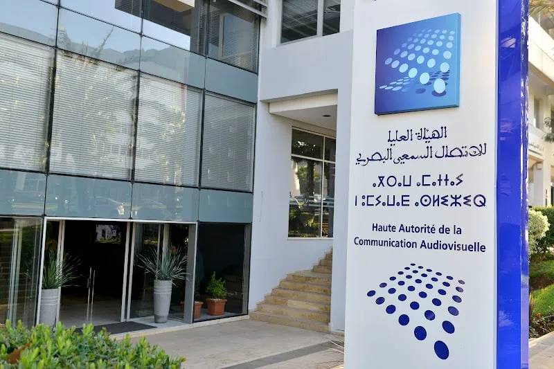 “الهاكا” تنذر قناة “الأولى” بسبب خلط تجاري في سلسلة “سعادة المدير” الرمضانية