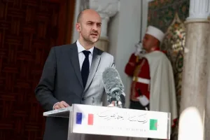 فرنسا تندد بطرد موظفيها من الجزائر وتتوعد برد “حازم ومتناسب”