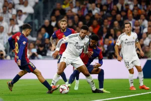 الكلاسيكو يشتعل: برشلونة يواجه ريال مدريد في صراع حسم الليغا