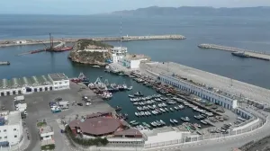 تجار السمك بميناء الحسيمة يطالبون بتحقيق في تدبير مرافق الميناء ويتهمون الجهات الوصية بالتهميش