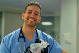 إبن مليلية منير محمد … طبيب مغربي يغيّر قواعد اللعبة في عالم الطب بلعبة فيديو صحية ثورية