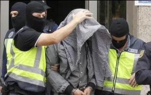 السلطات الإسبانية تعتقل ثلاثة أشخاص بشبهة الترويج للإرهاب وتهديد الأمن
