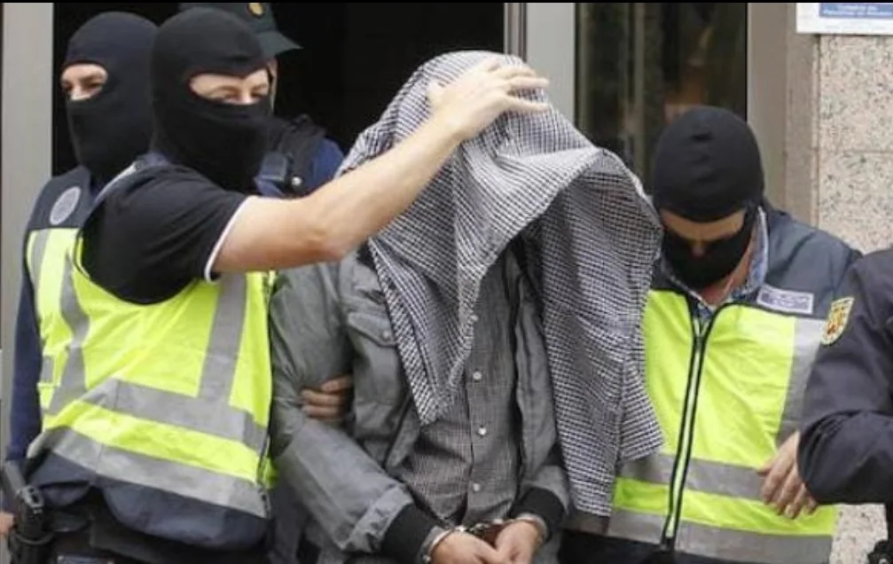 السلطات الإسبانية تعتقل ثلاثة أشخاص بشبهة الترويج للإرهاب وتهديد الأمن