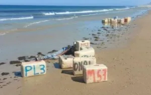 أمواج الأطلسي تلفظ رزمًا من الحشيش بين العكارطة والواليدية بالجديدة واستنفار أمني بالمنطقة