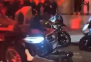 فيديو :   مشجعون لباريس سان جيرمان يتعرضون للدهس من قبل سيارة عقب التأهل لنهائي الأبطال وإصابات خطيرة