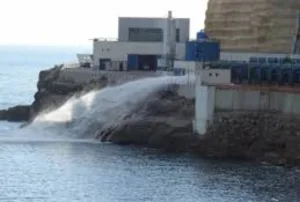 عضو في حكومة مليلية ينتقد بشدة تحلية مياه البحر في المغرب ويقول :  ” نحن عطشى” !
