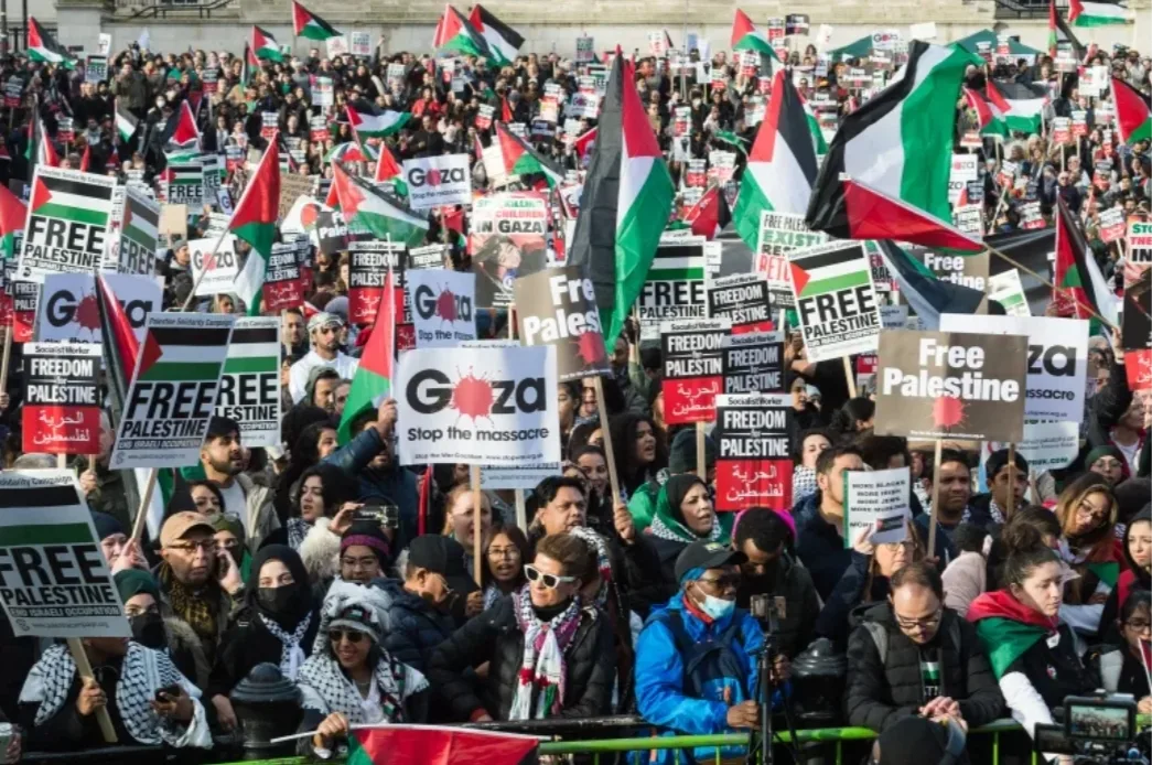 مسيرة ضخمة يشارك فيها عشرات الآلاف على الأقدام لرفع الحصار ووقف الإبادة في غزة