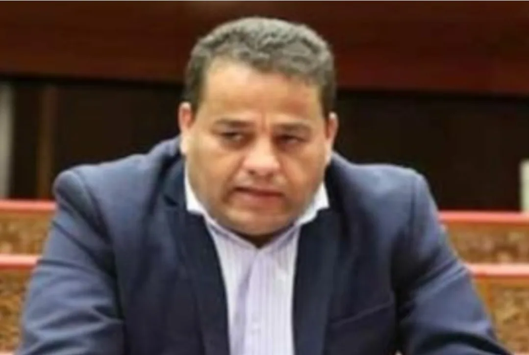 الهمس يهمص أخنوش … “البام” يقصف حليفه في الحكومة “الأحرار” بلغة السهم المغلّف بالحرير !