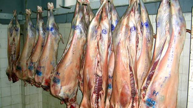 جدل حول عروض “الخروف المذبوح” في المتاجر الكبرى رغم دعوة ملكية لعدم ذبح الأضاحي