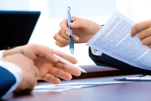 تدقيقات داخلية تكشف اختلالات خطيرة في منح قروض عقارية لمنعشين ممنوعين من الشيكات
