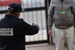 شرطي بسطات يستعمل سلاحًا بديلاً للسيطرة على شاب هائج هدد الأمن والمواطنين