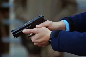 شرطي يضطر لاستخدام سلاحه بمراكش لتحييد شخص هائج اعتدى على سائح أجنبي